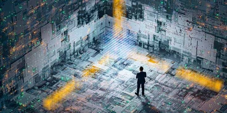 격식을 갖춘 옷을 입은 한 사람이 디지털 패턴과 빛나는 선들로 가득 찬 커다란 추상적인 공간에 서 있습니다. 이 환경은 첨단 기술 데이터 센터 또는 가상 현실 공간을 연상시키며, 바닥과 벽에는 빛나는 노란색과 파란색 경로가 교차하고 있습니다.
