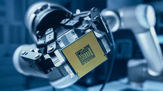 로봇 팔이 미세한 칩을 정확히 잡고 있으며, 현대 실험실 또는 제조 환경에서의 고급 자동화를 보여줍니다.