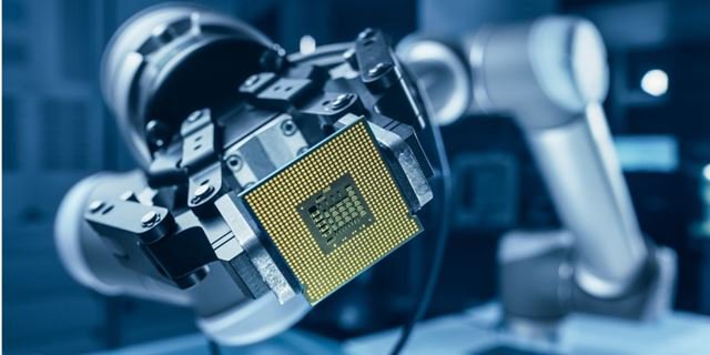 현대적인 실험실이나 제조 환경에서 진보된 자동화를 보여주는 로봇 팔이 마이크로칩을 정교하게 잡습니다.