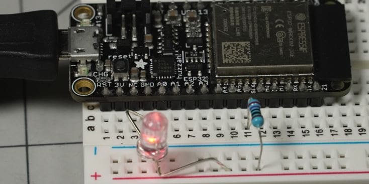Un environnement d'usine moderne présentant des bras robotiques et des chariots autonomes transportant des caisses jaunes.