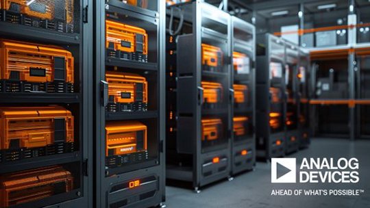 최첨단 기술 및 인프라를 강조하는 고급 데이터 센터 환경에서 여러 장비 랙과 주황색으로 조명된 구성요소가 있는 현대적인 서버룸. 화면 오른쪽 하단에는 Analog Devices 로고와 문구 'AHEAD OF WHAT'S POSSIBLE'이 선명하게 보입니다.