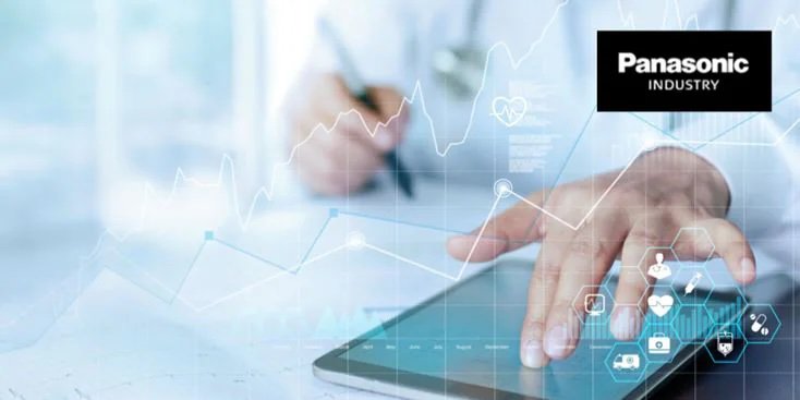 Une personne en blouse blanche interagit avec une tablette, suggérant un environnement professionnel ou technique. L'image présente des graphiques et des icônes de données numériques, indiquant une technologie ou une analyse industrielle. Le logo de Panasonic Industry est clairement visible dans le coin supérieur droit.