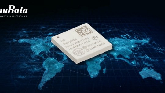 Un module de puce électronique Murata est présenté en évidence contre un rendu numérique d'une carte du monde. La puce comporte un code QR et des marques techniques visibles, y compris les numéros '156' et 'ES920PW'.
