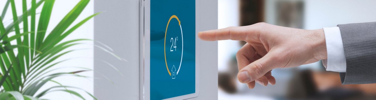 Imagen de un hombre ajustando la temperatura del hogar utilizando un sistema inteligente para el hogar