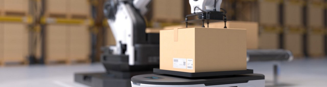 Le bras robotique saisit une boîte dans un entrepôt.