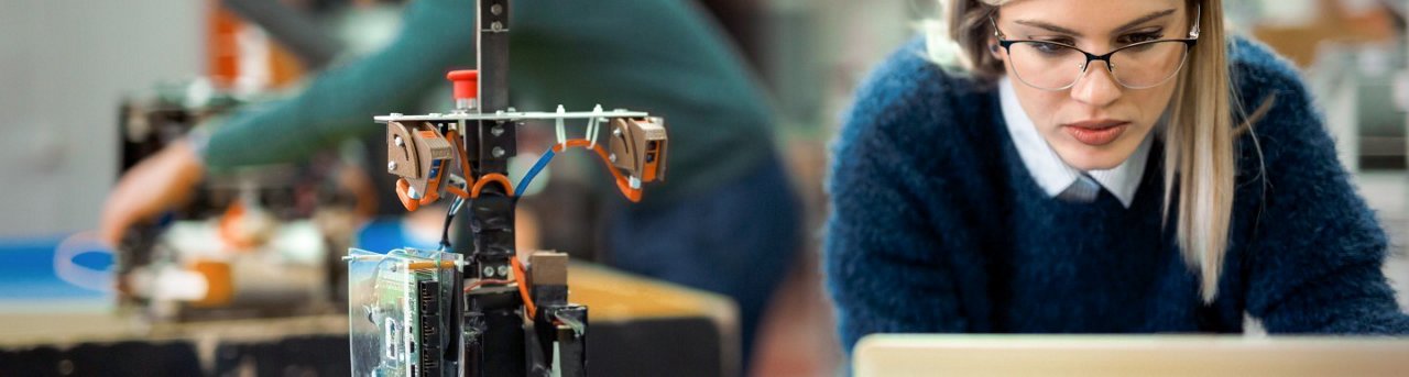 Jeune femme ingénieure travaillant sur un projet de robotique