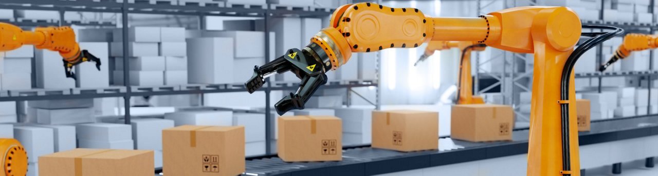 Ein Roboterarm, der Kisten auf einem Förderband in einem Lager bewegt