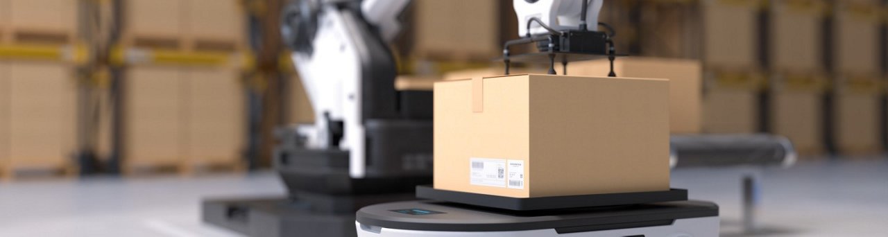 Le bras robotique saisit une boîte dans un entrepôt.