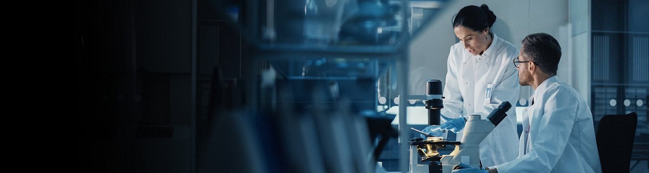 Image de scientifiques en laboratoire