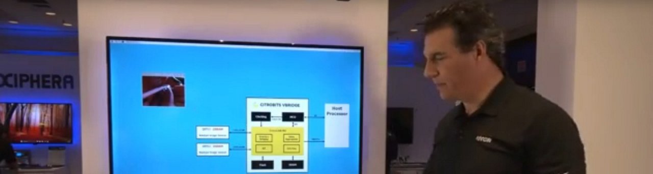 Brian Shay, Technological Solutions Manager chez Arrow Electronics, présentant un exemple d'endoscopie