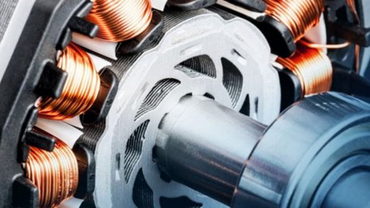 Imagen macro detallada de los componentes internos de un motor eléctrico, enfocándose en el rotor y las bobinas de cobre enrolladas estrechamente.