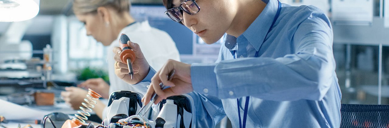 전자 공학 엔지니어가 연구실 환경에서 와이어와 회로를 납땜하는 모습의 이미지