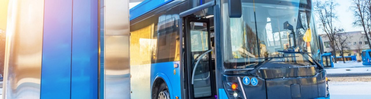 충전소에서 전기버스가 충전 중인 클로즈업 장면