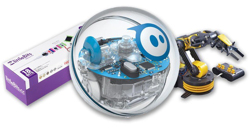 一个透明的Sphero机器人球显眼地展示着其内部电子元件和蓝色电路板。