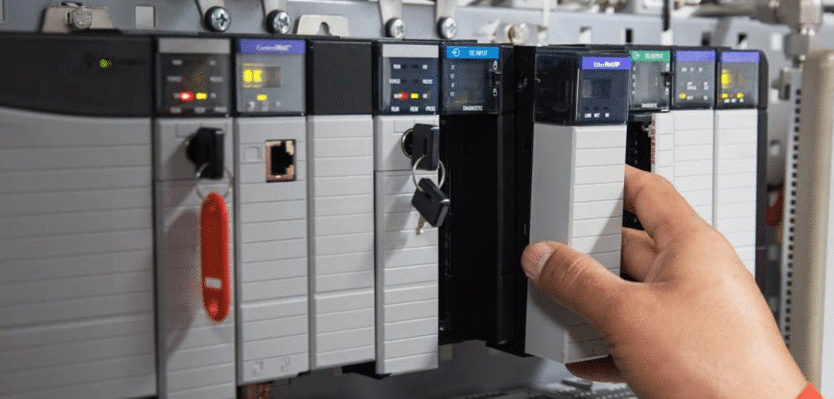 在专业环境中，一只手与工业控制模块互动的特写镜头。