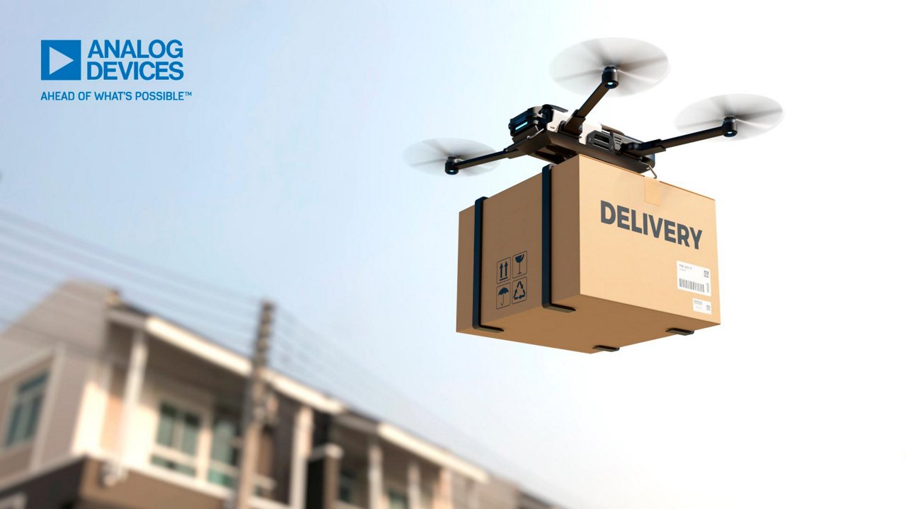 도시 주거 지역을 가로질러 "DELIVERY"라고 표시된 판지 상자를 운반하는 쿼드콥터 드론이 보입니다.