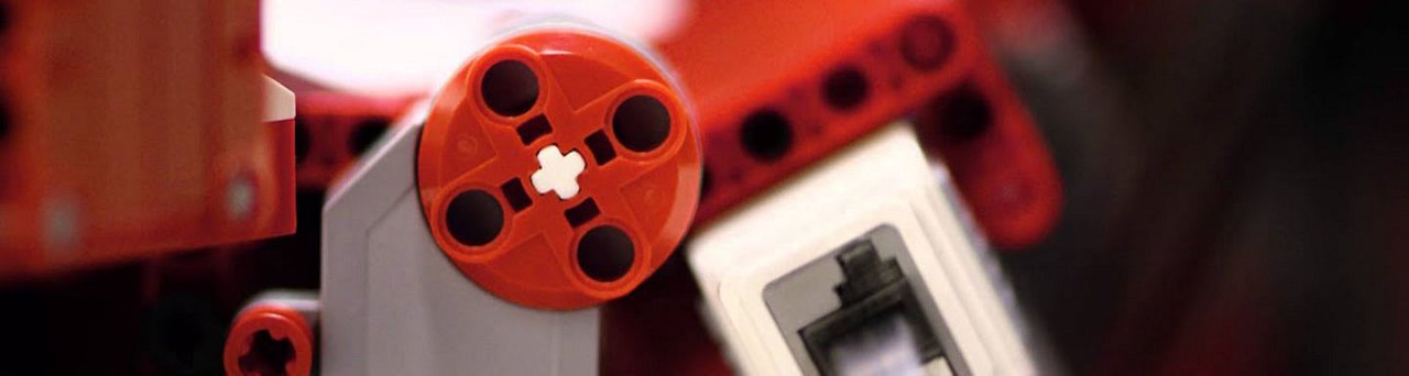 Une vue détaillée des pièces de jouet imbriquées rouges et blanches, mettant en avant des formes circulaires et rectangulaires.