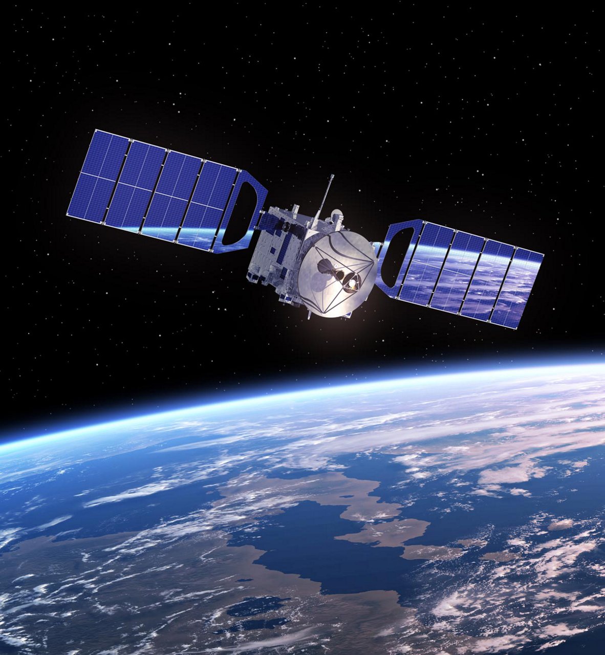Un gran satélite de comunicaciones con paneles solares extendidos orbita muy por encima de la Tierra en el espacio exterior.