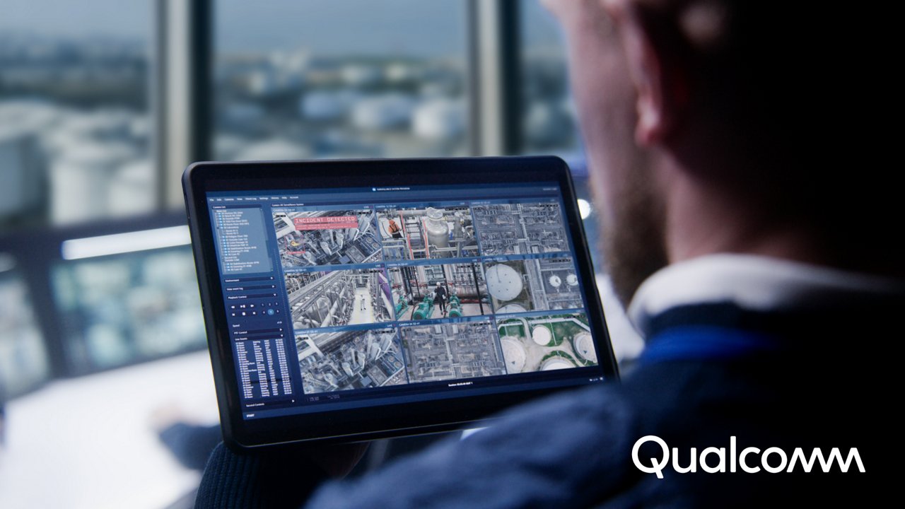 Una persona sostiene una tableta que muestra varias vistas de mapas satelitales y paneles de datos.
