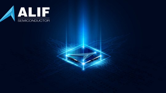Se muestra un microchip brillante en el centro de un fondo digital azul oscuro, emitiendo una luz azul radiante.