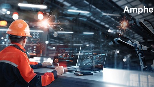 안전모와 반사 재킷을 착용한 공장 엔지니어가 로봇 팔이 용접 작업을 수행하는 것을 관찰합니다.