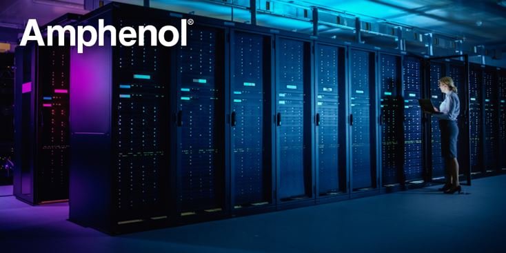 Une salle serveur moderne éclairée par des lumières bleues et violettes, présentant des rangées de serveurs de données. Un technicien est visible travaillant sur un ordinateur portable, soulignant un environnement professionnel et technologique. Le logo Amphenol est clairement visible dans le coin supérieur gauche.