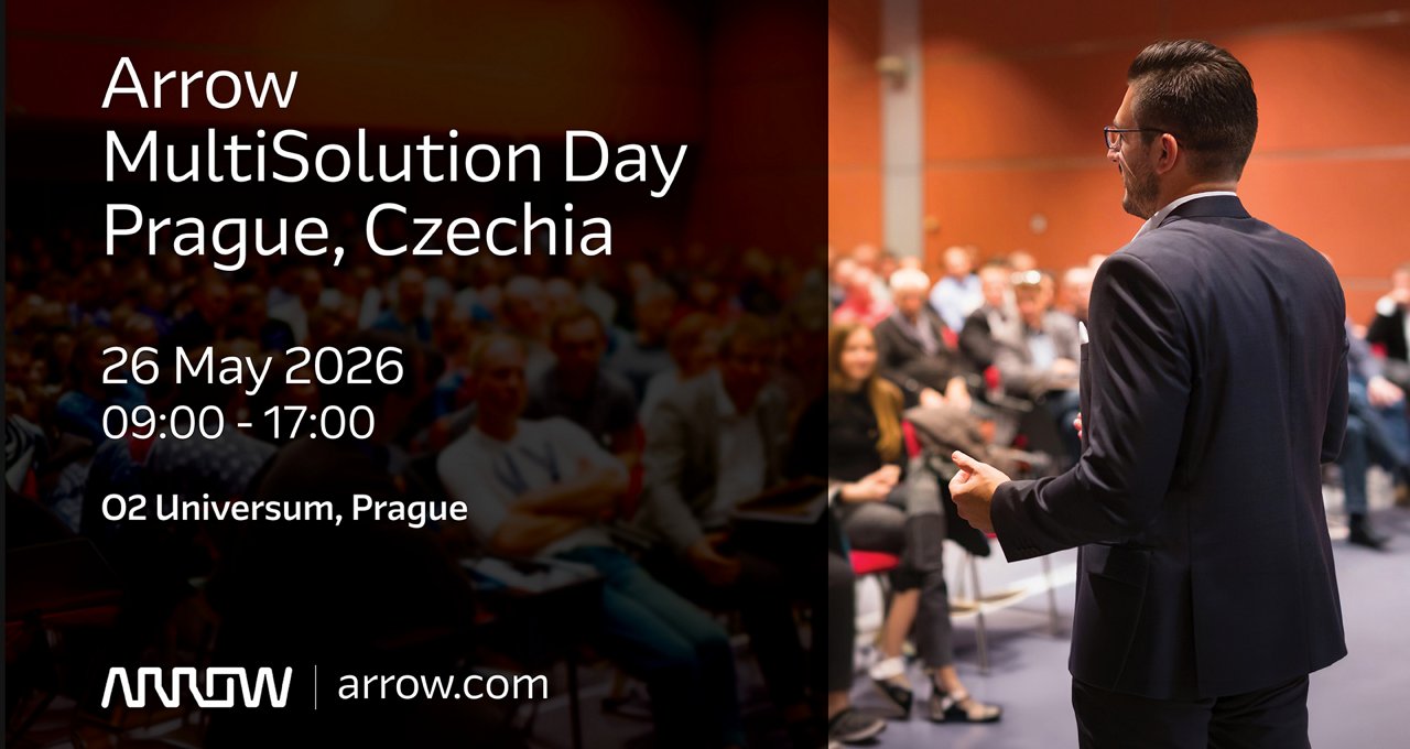 Un orador masculino se dirige a una audiencia en el Arrow MultiSolutions Day en Praga, Chequia.