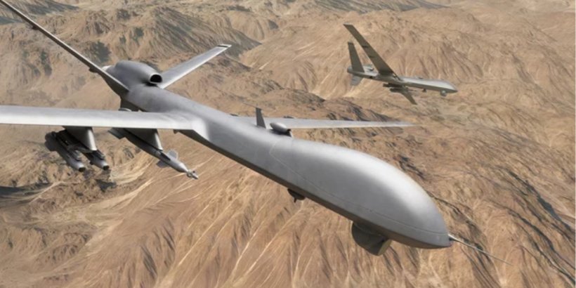 一对无人驾驶航空器 (UAV) 在广阔的沙漠景观上空飞行。