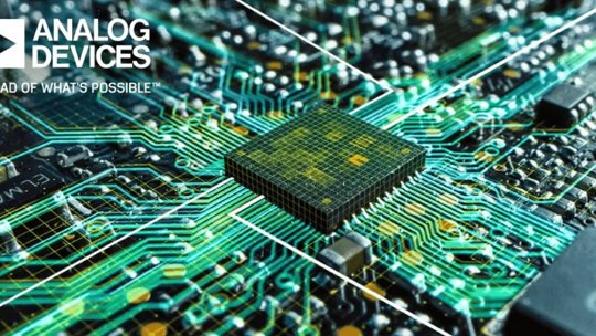 Vista ravvicinata di un microchip Analog Devices integrato su una vivace scheda di circuito verde