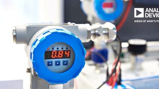 Primer plano de un sensor industrial con una pantalla digital que muestra '0.84'