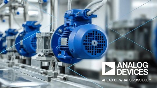 Une rangée de moteurs industriels bleus est affichée dans un environnement de fabrication