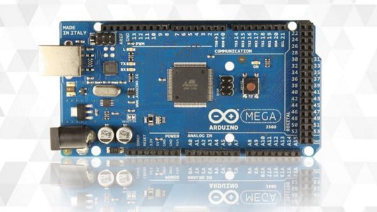 L'immagine presenta una scheda microcontrollore Arduino Mega 2560, chiaramente etichettata con il suo nome e numero di modello.