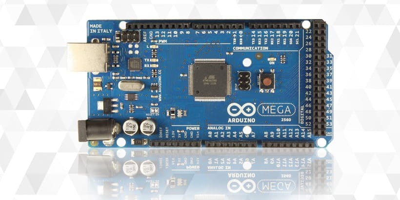L'image présente une carte microcontrôleur Arduino Mega 2560, clairement étiquetée avec son nom et son numéro de modèle.