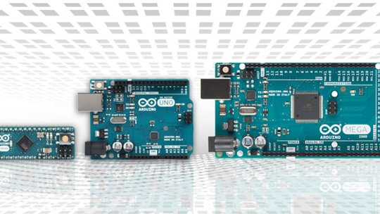 图像展示了三个并排排列的不同Arduino微控制器板。