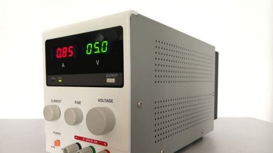 Une unité d'alimentation numérique compacte avec un affichage LED clair indiquant les lectures de tension et de courant.