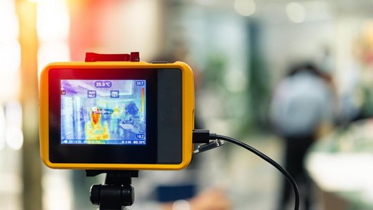 Un dispositif portatif d'imagerie thermique capture les signatures thermiques dans un environnement intérieur bien éclairé.