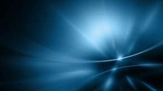 Traînées de lumière bleues abstraites sur fond sombre