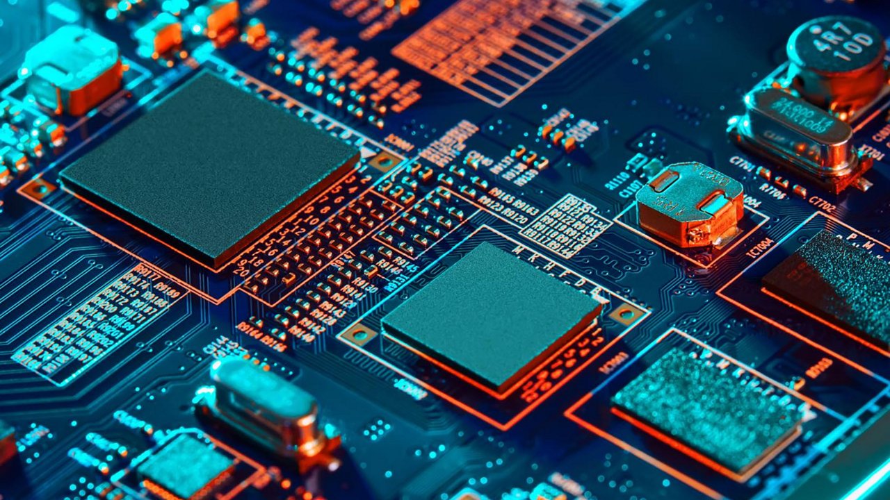 Une vue détaillée d'une carte de circuit imprimé avec des microprocesseurs et des composants électroniques. Le décor met en avant des motifs complexes et des connexions dans une palette vibrante de bleu et d'orange.
