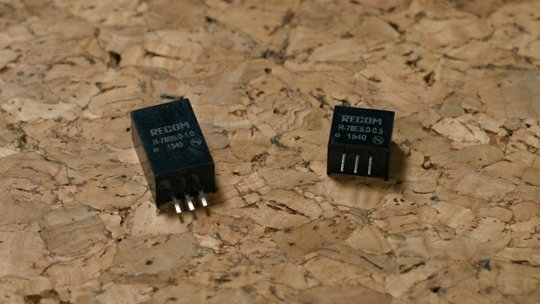 코르크 배경 위의 Recom R-78 시리즈