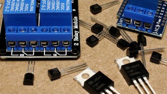 L'image montre deux modules relais bleus étiquetés 'TONGING' et '2 Relay Module' à côté de divers transistors et composants électroniques.