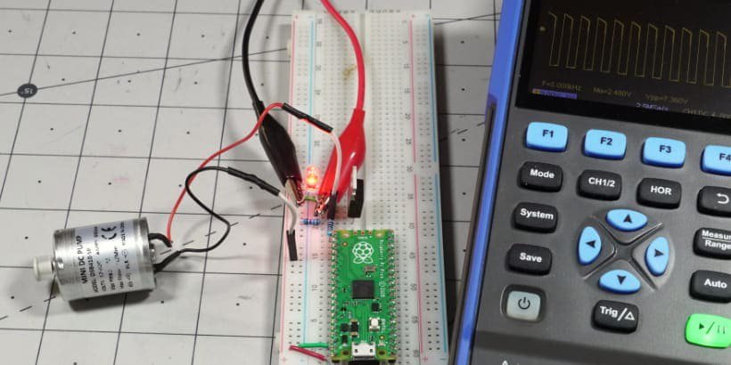 Un microcontrollore Raspberry Pi Pico è collegato a un circuito su breadboard, controllando un piccolo motore DC.