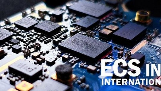 회로 기판의 세부적인 모습 및 ECS Inc International 브랜드.