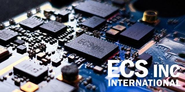 详细查看带有 ECS Inc International 品牌标识的电路板。