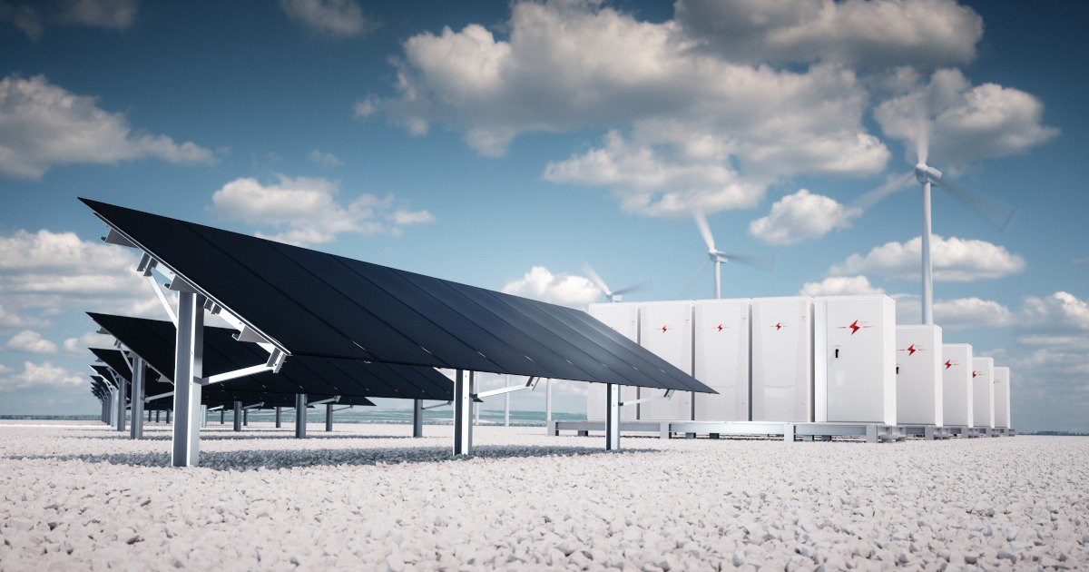 Una fattoria di energia rinnovabile con file di pannelli solari e turbine eoliche sotto un cielo parzialmente nuvoloso