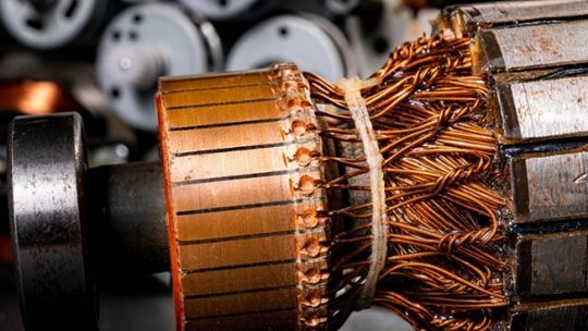 구리 코일 모터 구성 요소의 상세 보기, 정교한 배선과 금속 텍스처를 선보입니다.