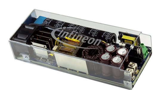 Gros plan d'un module électronique Infineon avec des condensateurs et des composants de circuit visibles