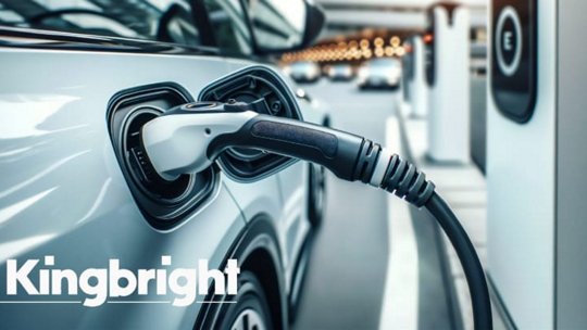 Un veicolo elettrico moderno è collegato a una stazione di ricarica etichettata 'Kingbright' in un ambiente urbano elegante