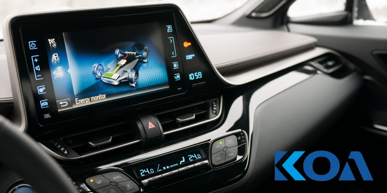 现代汽车仪表盘的特写视图显示中央屏幕上的数字能量监控器。