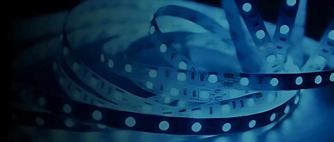 Una vista dettagliata di strisce luminose LED avvolte illuminate in una tonalità blu tenue.