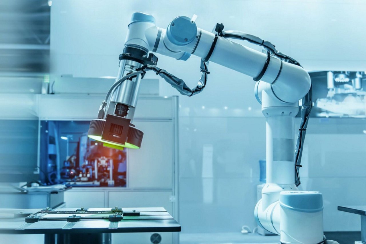 Un brazo robótico moderno está posicionado sobre una cinta transportadora, inspeccionando placas de circuitos electrónicos en un entorno de fabricación de alta tecnología.